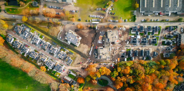Bovenaf, herfstbos met bouw