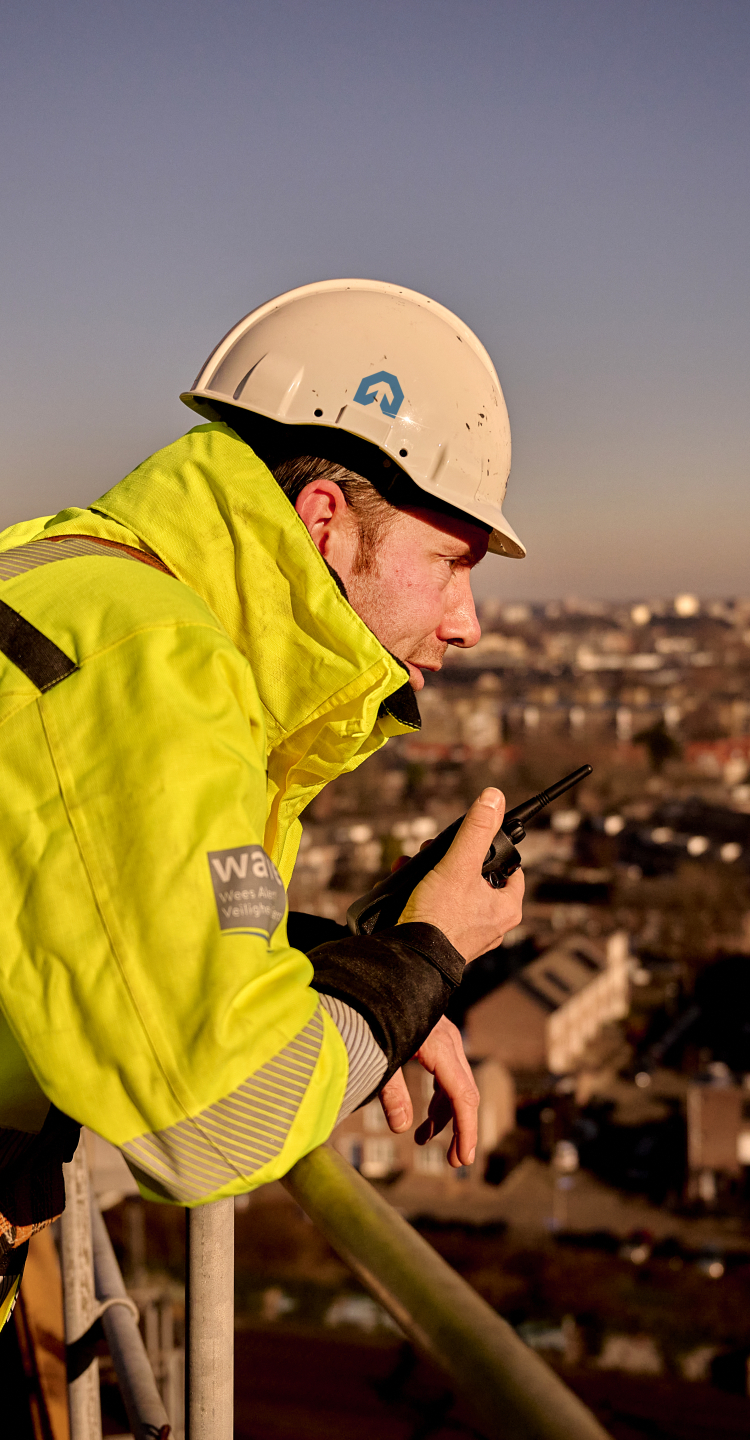 Historie - Man uitkijkend over skyline