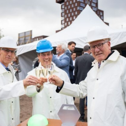 proosten met de wethouder.jpg