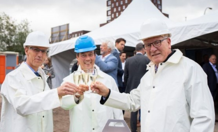 proosten met de wethouder.jpg