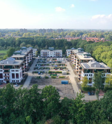 Prachtig getransformeerde gebouwen omringd door groen