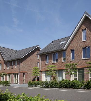 Straat met bakstenen woningen, donker dak