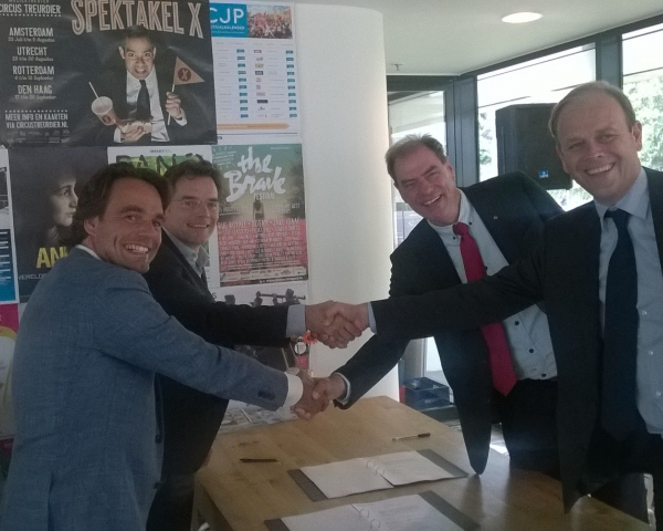 Foto overdracht 150 woningen.jpg