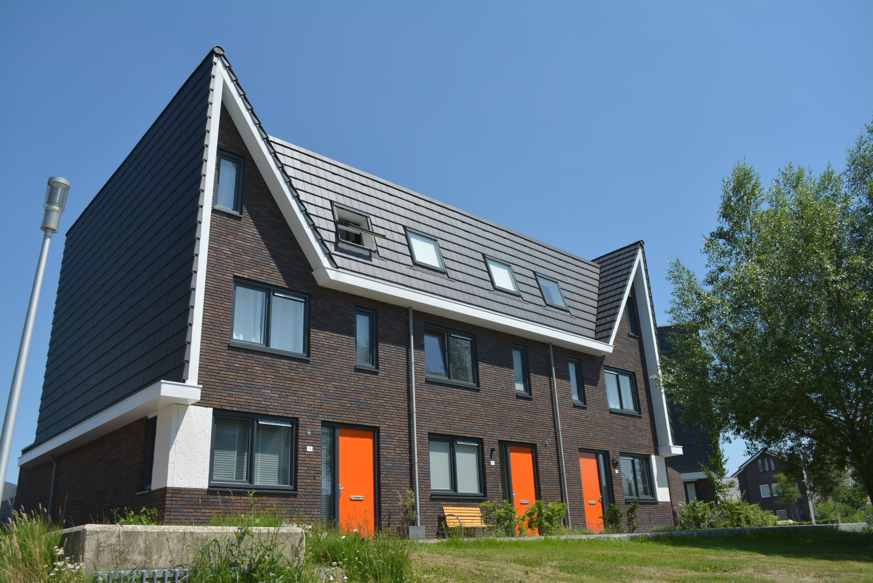 Huizen morgenwonen, donker met punt dak